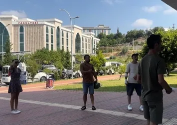 Antalya’da sınavı dakikalarla kaçırdılar! Tabelanın gözükmediğini söyleyince içeri alındılar