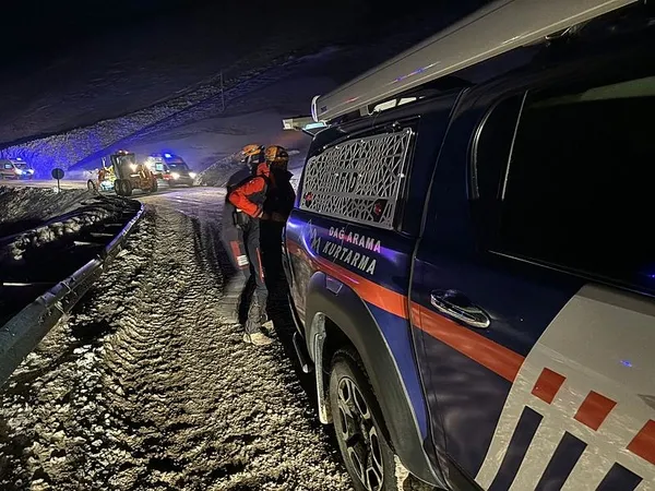 hakkari-van-yolunda-minibus-uzerine-cig-dustu-olu-ve-yaralilar-var-1708972993949.jpeg Hakkari- Van Yolunda minibüsün üzerine çığ düştü! Ölü ve yaralılar var | Bakan Yerlikaya'dan açıklama... - 1
