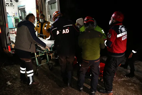 1640401514139.jpg Yoldan çıkan otomobil uçuruma yuvarlandı! Feci şekilde can verdi - 1