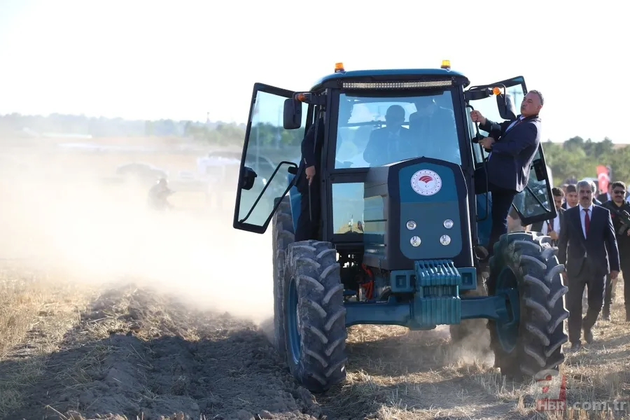 Başkan Erdoğan yerli elektrikli traktörü kullandı 6