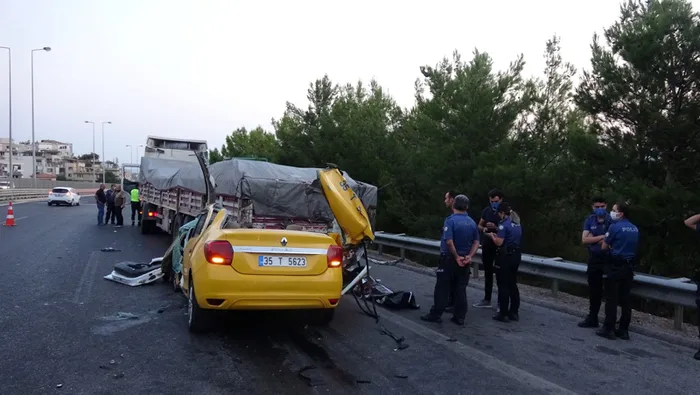 Son dakika: İzmir'de korkunç kaza! Taksi TIR'a çarptı: Kazakistanlı kadın öldü, 2 ağır yaralı - 3