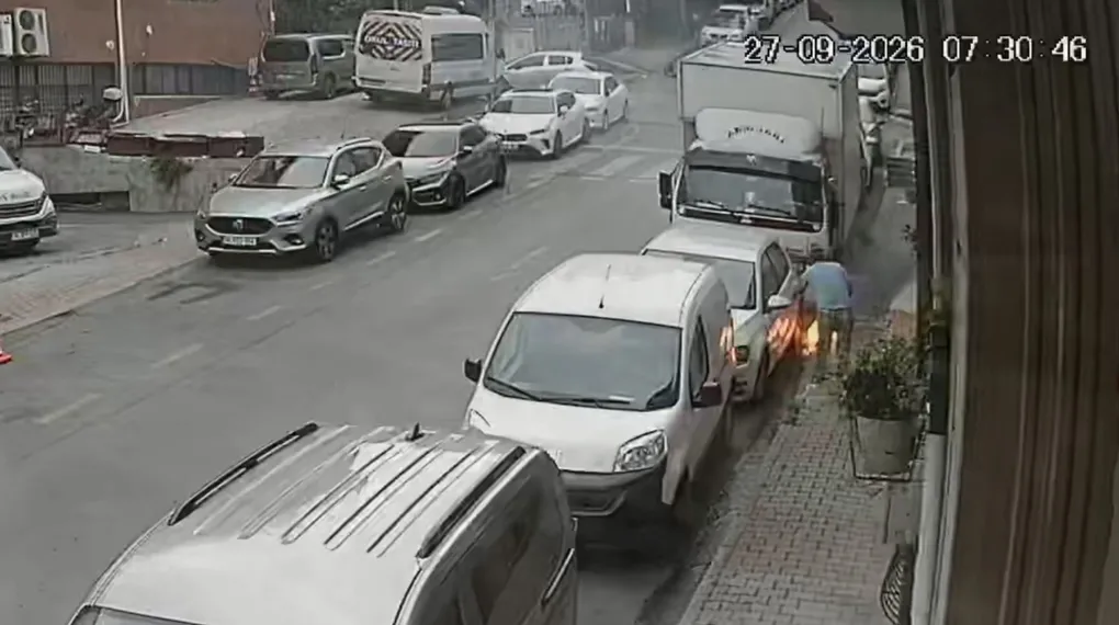 Elektrik kablolarında patlama: Aracını alevlerden son anda kurtardı