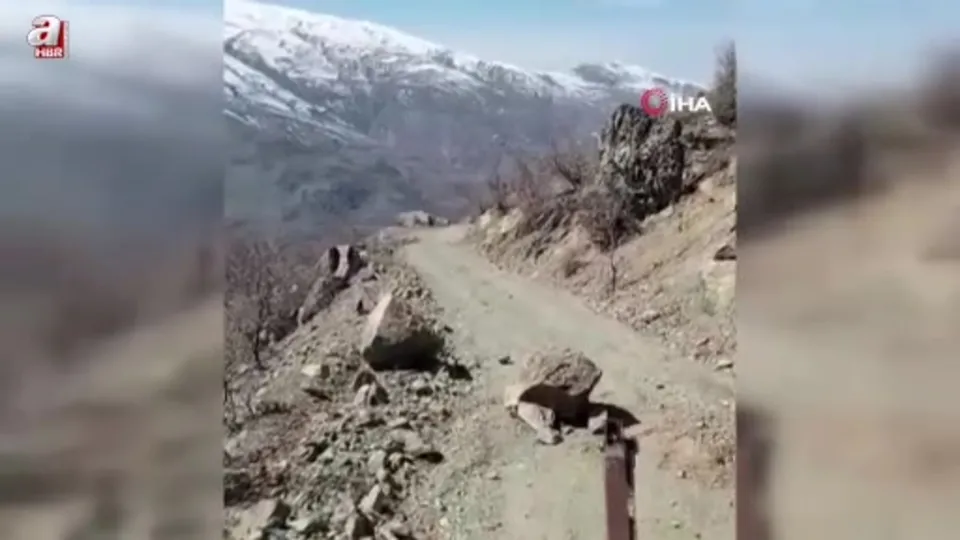 Yola düşen kaya parçaları kaldırıldı