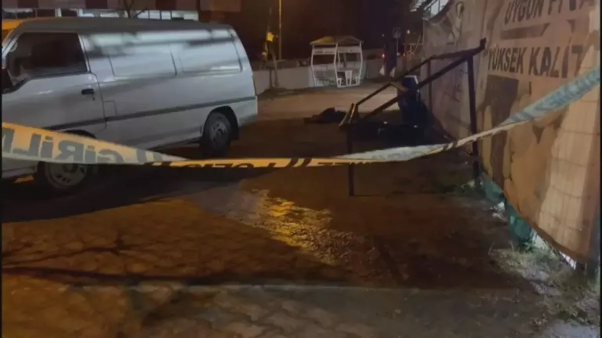 Arnavutköy'de cami avlusunda silahlı saldırıya uğrayan kişi hayatını kaybetti