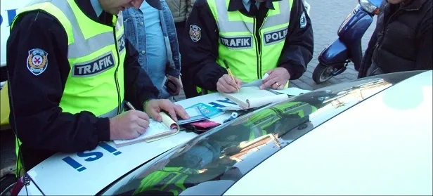 2024 Yılı yeni trafik cezaları ne kadar oldu? Ehliyetsiz araç kullanmak 12, drift yapmak 32 bin, alkollü araç kullanmak 6 bin TL’yi geçiyor.