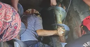 Yem karma makinesine düşen işçiyi itfaiye kurtardı