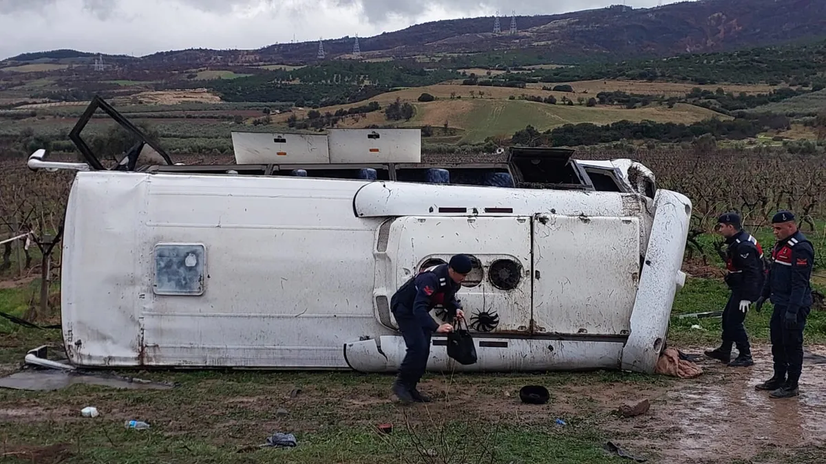 Memurları taşıyan midibüs devrildi: 1 ölü, 22 yaralı