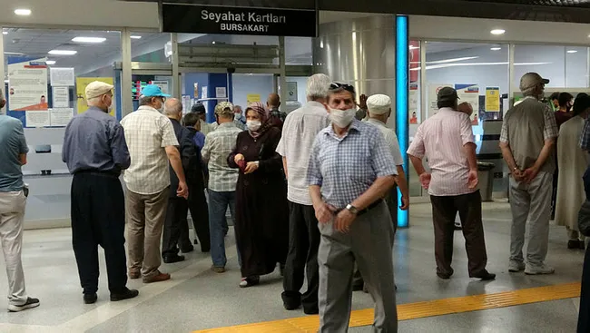 65 yaş üstü sokağa akın etti, soluğu kart aktifleştirme kuyruğunda aldı - 1