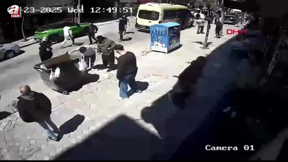 Deprem anında otomobilin üstüne atladı!