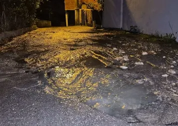 Bartın'da patlayan su borusu paniğe yol açtı! Akan tonlarca mahalle yolunu göle çevirdi