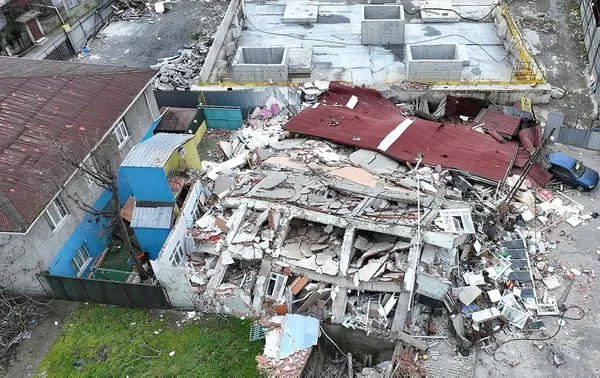 umraniyede-metro-insaati-sirasinda-once-yol-ardindan-bina-coktu-cadde-trafige-kapatildi-1705575995688.jpeg Ümraniye'de metro inşaatı sırasında önce yol ardından bina çöktü! Cadde trafiğe kapatıldı - 1