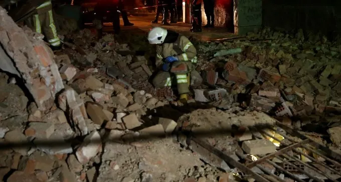 Beyoğlu'nda metruk yapı büyük gürültüyle çöktü - 1