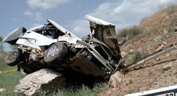 Feci kaza! Otomobil şarampole uçtu - 2