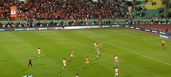 galatasarayin-1-0-one-gecmesinin-ardindan-fenerbahceli-oyuncular-sahayi-terk-etti-1712515849539.jpg Süper Kupa maçı yarıda kaldı! Fenerbahçe sahadan çekildi gözler TFF'ye döndü | Özbek'ten flaş açıklamalar: Çocukları neden alet ediyorsunuz? - 3