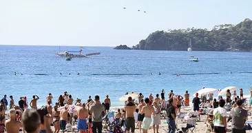 Sahilde heyecanlı anlar! Gören telefona sarıldı