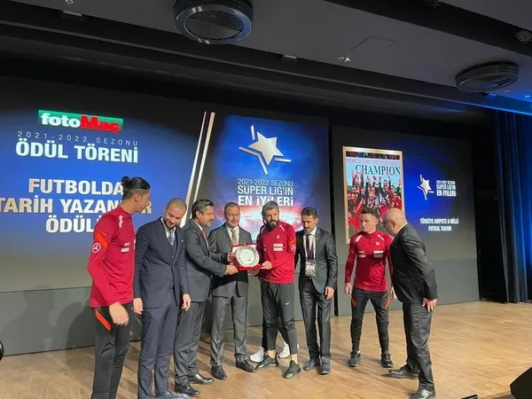 Futbolun kalbi Turkuvaz Medya'da atıyor! Süper Lig'in en iyileri ödüllerini aldı - 1