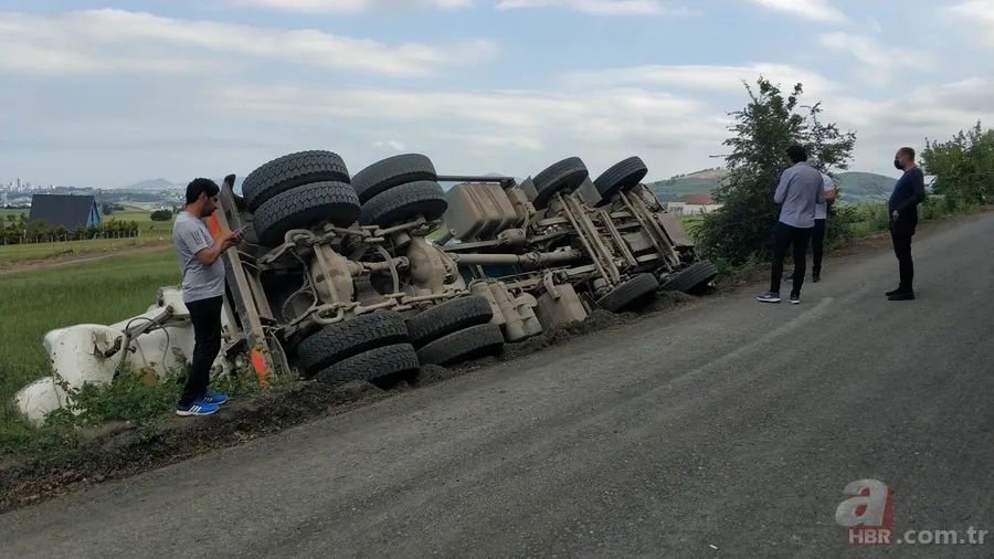 Seyir halindeki beton mikseri yol çökünce şarampole devrildi 3