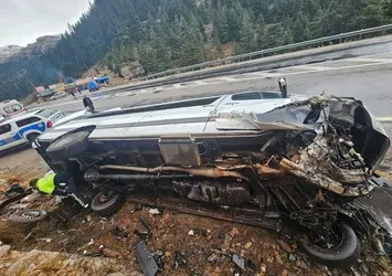 Antalya'da yolcu minibüsü devrildi: 9 yaralı