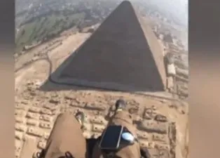 Mısır piramitlerinin üzerinde nefes kesen uçuş! Ölümden döndüğü an yürekleri ağza getirdi
