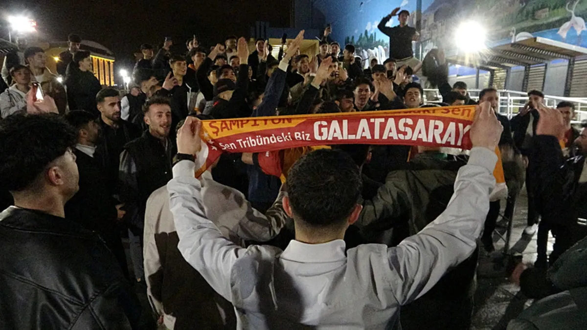 Sarı-kırmızılı taraftarlar, derbide Fenerbahçe'yi yenen Galatasaray'ı tesislerde coşkuyla karşıladı