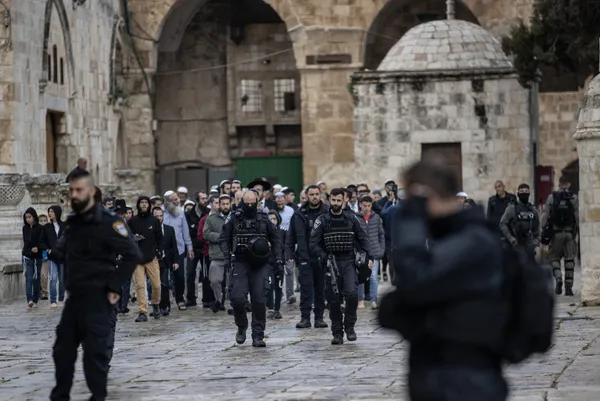 İşgalci İsrail Fanatik Yahudilerle Mescid-i Aksa’yı bastı