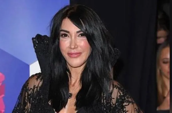 gulsenin-skandallarina-bir-yenisi-daha-eklendi-konserinde-lgbt-bayragi-acip-hayranlarina-cikisti-1660399326436.jpg Gülşen’in skandallarına bir yenisi daha eklendi! Konserinde LGBT bayrağı açıp hayranlarına çıkıştı - 9