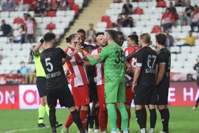 Balotelli atıyor Adana Demir kazanıyor | Antalyaspor 1-2 Adana Demirspor (MAÇ SONUCU ÖZET) - 6