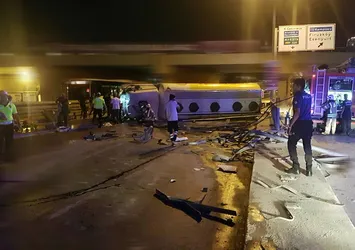 Avcılar'da yakıt tankeri devrildi