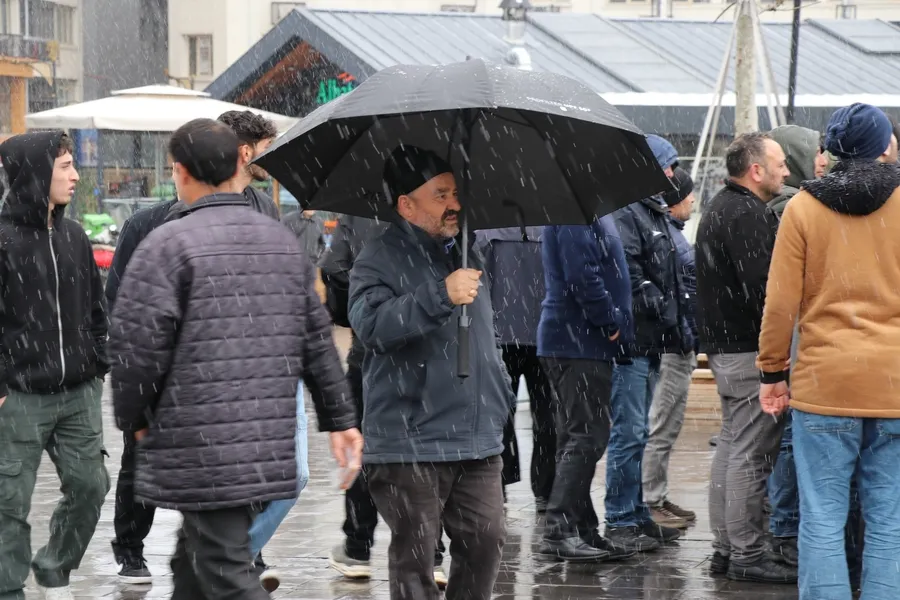 Bir kente lapa lapa kar yağdı: Nisan ayında kış geri döndü - 1
