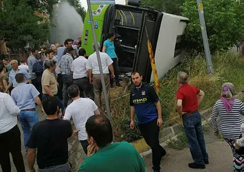 Son dakika: İzmit'te halk otobüsü devrildi
