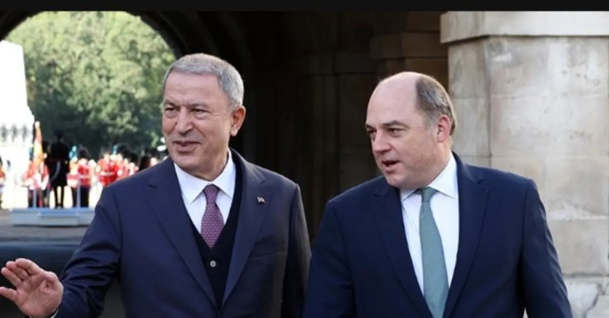 Milli Savunma Bakanı Hulusi Akar, İngiltere Savunma Bakanı Ben Wallace ile görüştü