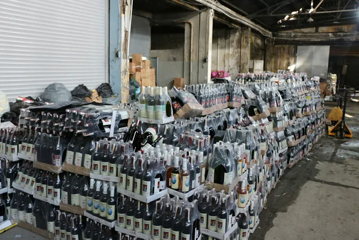 Fatih'te 10 ton metil alkol ve 120 bin şişe sahte içki ele geçirildi - 1