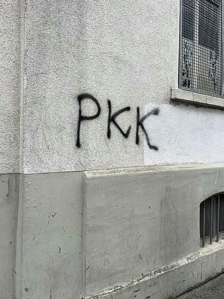 Almanya’da cami duvarına terör örgütü PKK yandaşlarınca yazı yazıldı