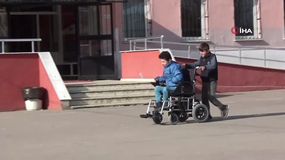 Bedensel Engelli Sira Arkadasinin Eli Ayagi Oldu Ahaber Video Izle