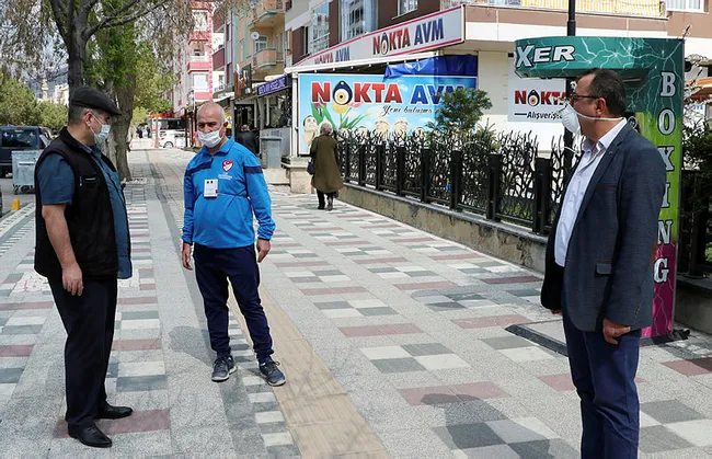 Afyonkarahisar’da futbol hakemi, koronavirüse karşı 'akılı bileklik' ve 'Covid-19 mesafe kiti' yaptı - 4