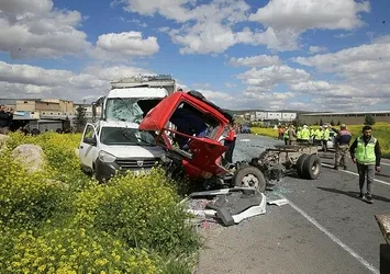 Şanlıurfa'da zincirleme kaza: 2 ölü, 4 yaralı