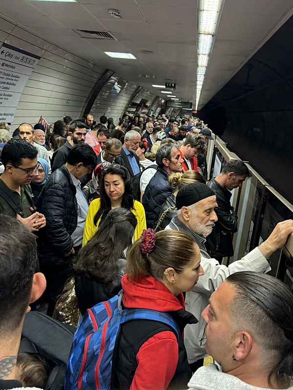 1713939212431.jpg Üsküdar-Samandıra Metro Hattı'nda bitmeyen arıza! 50 saati geçti vatandaş isyan etti: İnsan haklarına aykırı değil mi bu? - 3