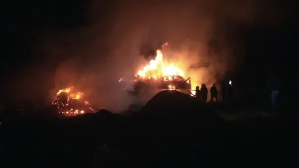 Erzurum'da korkutan yangın! 3 ev küle döndü - 1