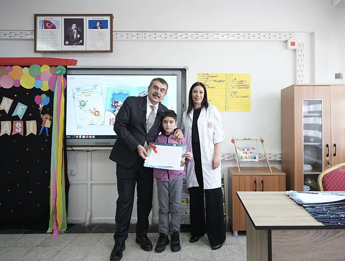 Bakan Yusuf Tekin CHP’nin ’Karnelerden Atatürk fotoğrafı kaldırıldı’ iddialası yalanladı