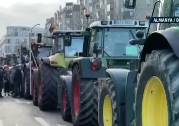 Almanya'da çiftçilerden traktörlü eylem