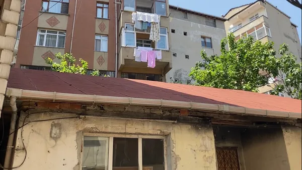 hirsizin-basina-gelmeyen-kalmadi-once-catidan-dustu-sonra-merdivenden-1653552850722.jpg Hırsızın başına gelmeyen kalmadı! Önce çatıdan düştü sonra merdivenden - 7