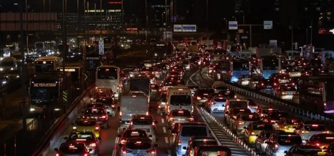 İstanbul güne trafikle başladı! Yağmur trafiği felç etti