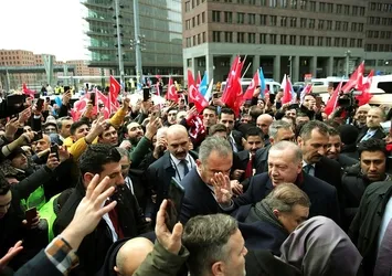 Başkan Erdoğan'a Berlin'de sevgi gösterisi
