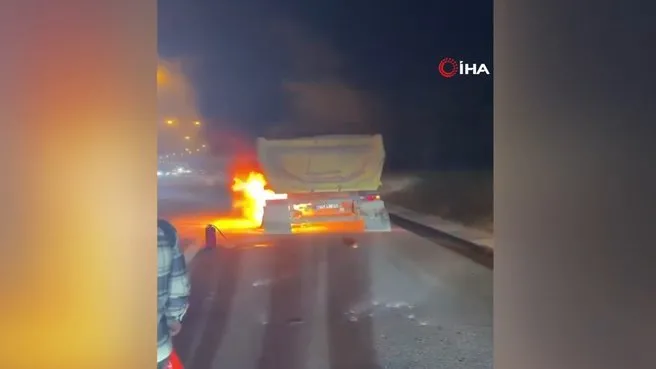 TEM Otoyolu’nda hafriyat kamyonu alev alev yandı! Kamyona yoldan geçen vatandaşlar müdahale etti
