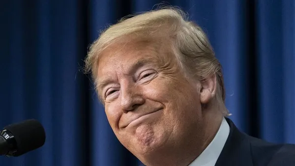 donald-trumptan-twitterin-sansuru-sonrasi-flas-hamle-kendi-sosyal-medya-platformunu-kuracak-1616357338921.jpg Donald Trump geri dönüyor! Twitter'ın sansürü sonrası flaş hamle! Kendi sosyal medya platformunu kuracak - 1