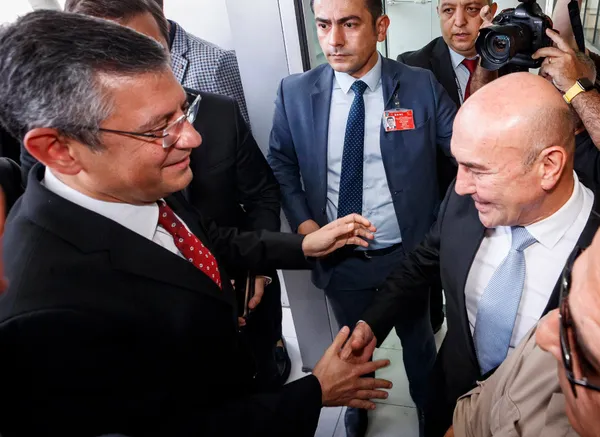 chpde-izmir-krizi-buyuyor-kulislerde-hangi-isimler-konusuluyor-tunc-soyerin-adayligi-imkansiz-mi-1704174241111.jpg CHP'de İzmir krizi büyüyor! Kulislerde hangi isimler konuşuluyor? Tunç Soyer'in adaylığı imkansız mı? - 2