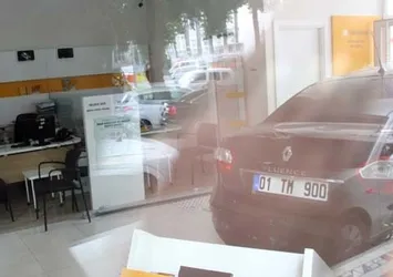 Park etmeye çalıştığı otomobille bankaya girdi