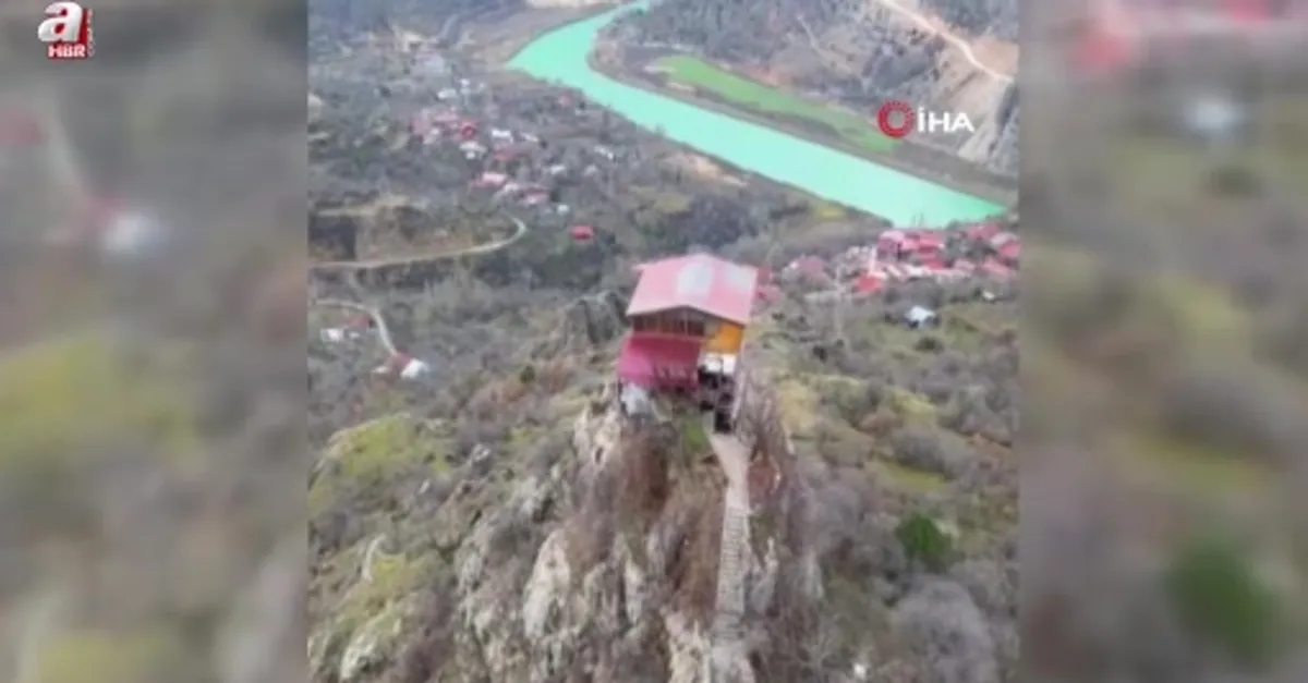 Kayalığa yapılan ev görenleri şaşırtıyor