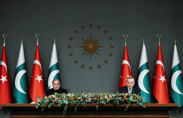 baskan-erdogandan-pakistan-basbakani-serif-ile-ortak-basin-toplantisinda-son-dakika-aciklamalari-1669395660126.jpg Pakistan Başbakanı Şahbaz Şerif'ten Türkiye mesajı: Bizler kardeşiz iki kalp birlikte atıyor... - 1