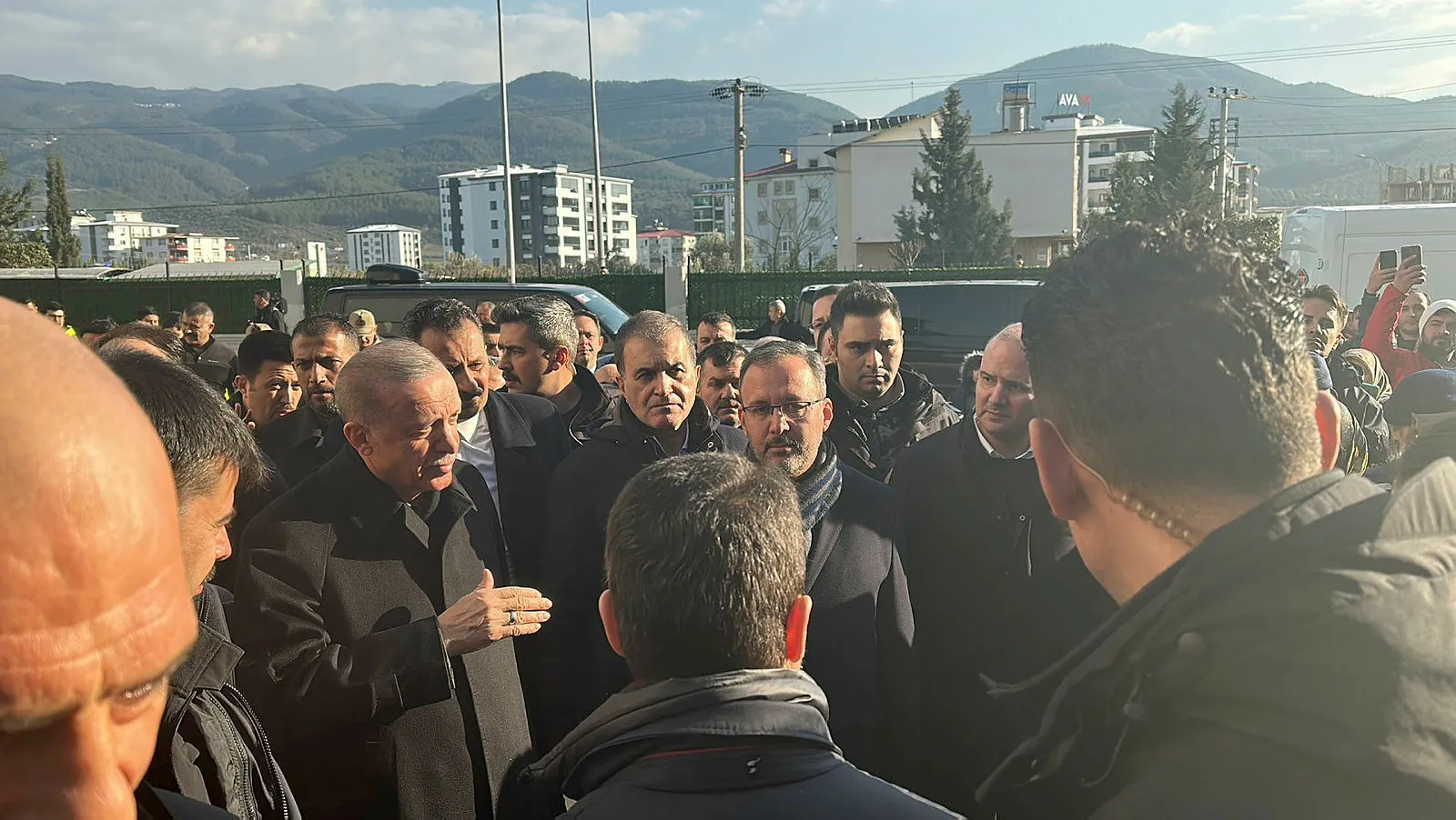 Son dakika: Başkan Erdoğan Adıyaman'daki deprem bölgesinde can kaybını açıkladı! Depremzedelerle buluştu alanı inceledi